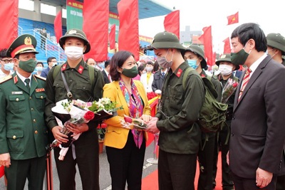 Phó Bí thư Thường trực Thành ủy Hà Nội Nguyễn Thị Tuyến động viên tân binh huyện Thanh Trì lên đường nhập ngũ
