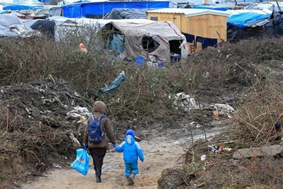 Rời khỏi trại Calais, trẻ em di cư phải lao động không công
