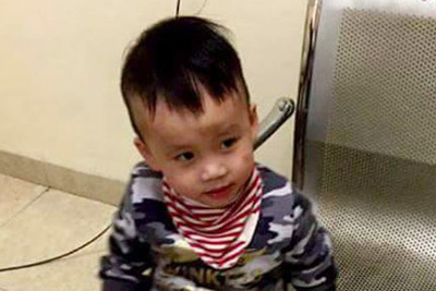 Hà Nội: Cháu bé 3 tuổi bị lạc được công an phường đưa về gia đình