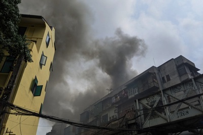Hà Nội: Cháy lớn trên khu phố cổ, lan sang cửa hàng văn phòng phẩm, dép nhựa