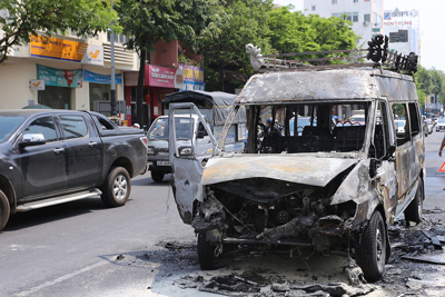 Ô tô 16 chỗ bốc cháy ngùn ngụt giữa phố ở Đà Nẵng