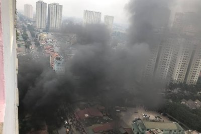 Thanh Trì: Cháy lớn tại bãi gửi xe gần chung cư CT5 Yên Xá