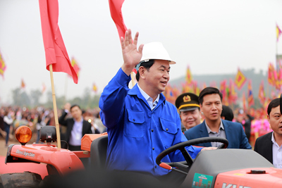 Chủ tịch nước lái máy cày trong hội Tịch điền Đọi Sơn năm 2017