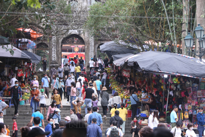 Ngày đầu mở cửa chùa Hương đón 2 vạn lượt khách, không xuất hiện tình trạng chen lấn, xô đẩy