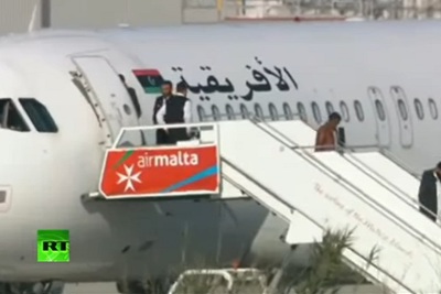 Hình ảnh những con tin đầu tiên trên máy bay Libya bị khống chế được thả