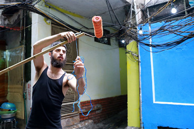 Chàng trai Mỹ “thay áo mới” cho những bức tường cũ kĩ ở Hà Nội
