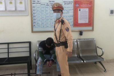 Hà Nội: Cảnh sát cứu nam thanh niên bỏ lại xe máy định nhảy cầu Chương Dương