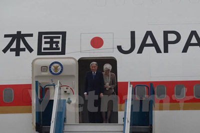 Nhật hoàng và Hoàng hậu tới sân bay Nội Bài, bắt đầu thăm Việt Nam