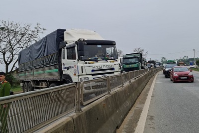 Hà Tĩnh: Lái xe chặn ngang quốc lộ 1A rồi bỏ trốn
