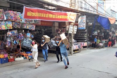 Dập tắt đám cháy giả định tại chợ Thạch Đà, huyện Mê Linh