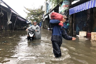 Quảng Nam: Mưa lớn liên tục, chợ Tam Kỳ ngập trong biển nước