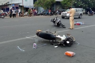 Hà Nội: Ô tô va chạm xe máy tại ngã tư Phạm Hùng - Dương Đình Nghệ, 1 người nguy kịch