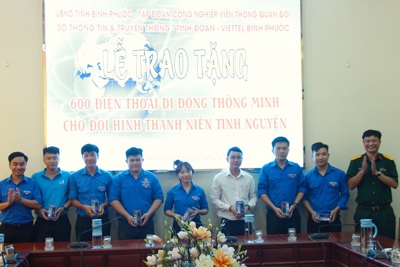 Viettel Bình Phước tặng 600 điện thoại thông minh để xây dựng chính quyền điện tử