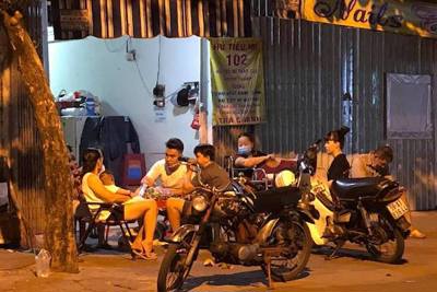 TP Hồ Chí Minh: Nhiều người thờ ơ việc đeo khẩu trang phòng Covid-19 nơi công cộng