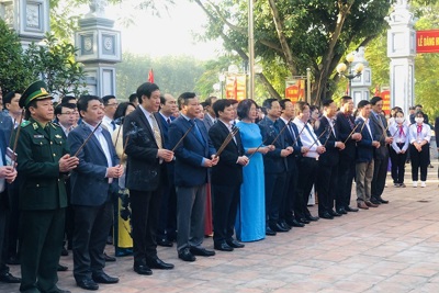 Đoàn đại biểu lãnh đạo TP Hà Nội dâng hương tưởng niệm Danh nhân Chu Văn An tại huyện Thanh Trì