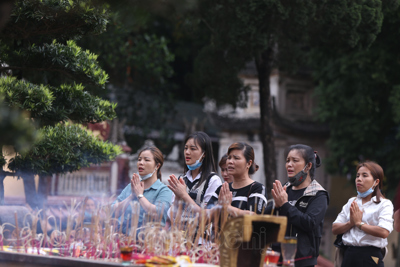 [Ảnh] Ngày đầu mở cửa chùa Hương 2021: Còn nhiều du khách không đeo khẩu trang hoặc đeo chống đối