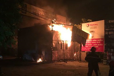 Hà Nội: Cháy cửa hàng đồ gia dụng trong đêm