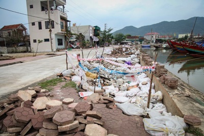 Hà Tĩnh: Ngư dân lo lắng vì âu thuyền sạt lở nghiêm trọng trước bão số 13