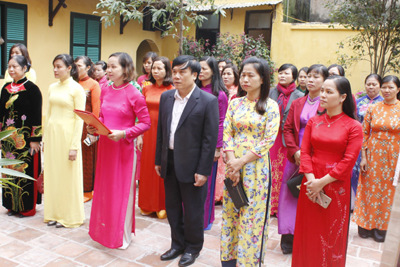 Phụ nữ quận Hà Đông dâng hương tưởng niệm Chủ tịch Hồ Chí Minh