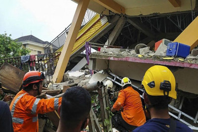 Indonesia cảnh báo nguy cơ sóng thần sau động đất lớn khiến 26 người thiệt mạng