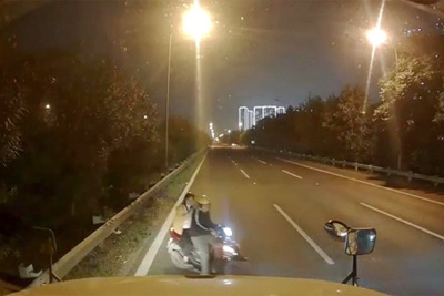 Hà Nội: Hãi hùng xe máy chạy ngược chiều trên Đại lộ Thăng Long