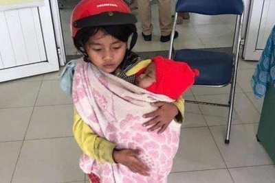 Quảng Ngãi: Xúc động chị gái 7 tuổi địu em 5 tháng tuổi đi tiêm chủng