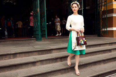 Người đẹp Việt xúng xính áo dài xuống phố đón Xuân