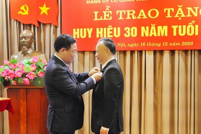 Đồng chí Nguyễn Văn Sửu nhận Huy hiệu 30 năm tuổi Đảng