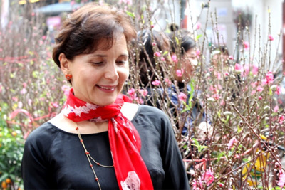 Nữ Đại sứ Italia diện áo dài khám phá chợ hoa Hàng Lược