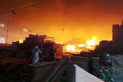 Cháy lớn tại khu công nghiệp Ngọc Hồi