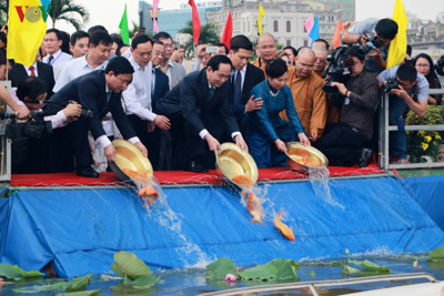 Hình ảnh: Chủ tịch nước thả cá chép trước Bến Nhà Rồng