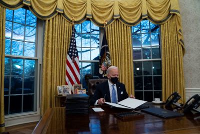 Tổng thống Mỹ Biden ký sắc lệnh bảo vệ người thất nghiệp, tăng lương và trợ giúp thực phẩm