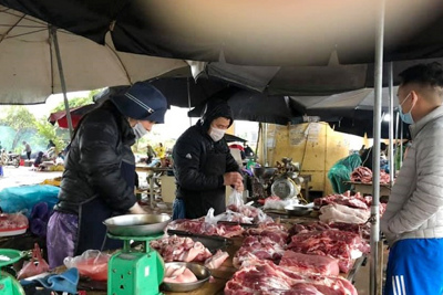 Chợ Hà Nội ngày 28 Tết: Nguồn cung thực phẩm dồi dào, giá rẻ hơn ngày thường