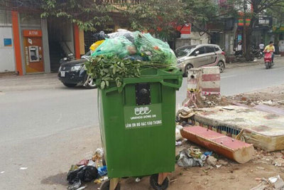 Thùng “đội” rác trên phố Hào Nam
