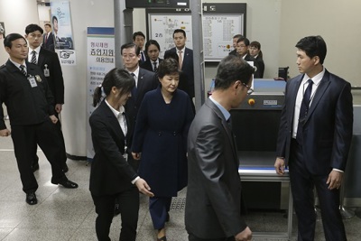 Thế giới tuần qua: Hàn Quốc bắt giam cựu tổng thống Park Geun-hye