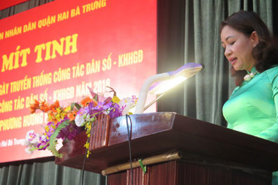 Trung tâm dân số quận Hai Bà Trưng nhận cờ thi đua của TP