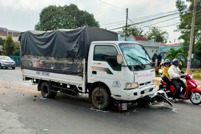 Tai nạn giao thông mới nhất hôm nay 16/1: Tài xế xe tải ngủ gật, tông 5 học sinh bị thương