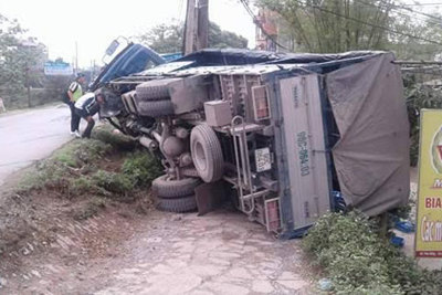 Hà Nội: Xe tải lại bị lật trên đê Phù Đổng
