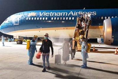 Từ vụ nam tiếp viên hàng không của Vietnam Airlines nhiễm Covid-19: Kẽ hở phòng dịch từ “đặc quyền” cho tổ bay?