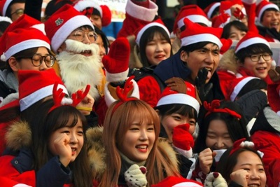 Người Hàn Quốc mặc áo Noel biểu tình giục luận tội Tổng thống