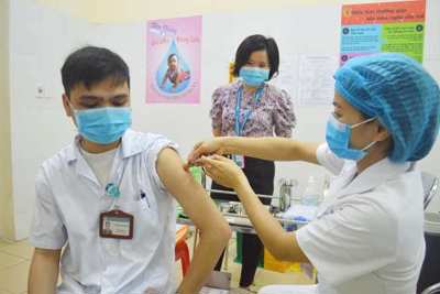 54 cán bộ y tế đầu tiên của huyện Sóc Sơn được tiêm phòng vaccine Covid-19
