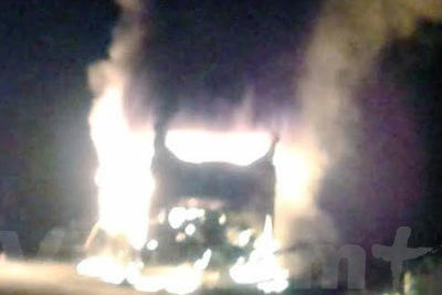 Xe khách cháy dữ dội khi đang lưu thông, nhiều người may mắn thoát nạn