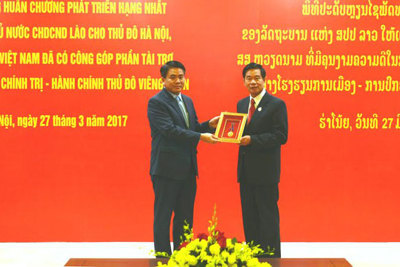 Hà Nội nhận Huân chương hạng Nhất của CHDCND Lào