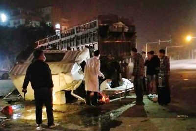 Quảng Ninh: Va chạm giữa xe tải và xe đầu kéo, 4 người bị thương