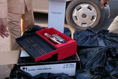 Hà Nội: Phát hiện nhiều thùng Chivas không nguồn gốc trên xe ô tô