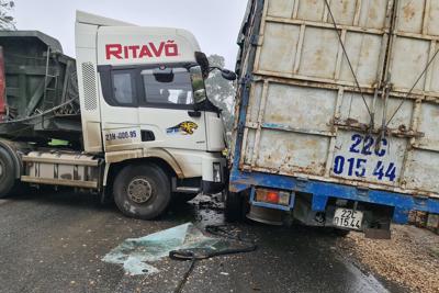 Phú Thọ: Va chạm giữa ô tô tải và xe đầu kéo gây ùn tắc nghiêm trọng