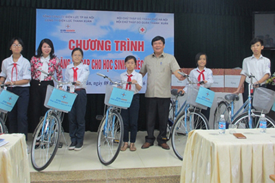 Quận Thanh Xuân: Tặng quà cho học sinh nghèo vượt khó
