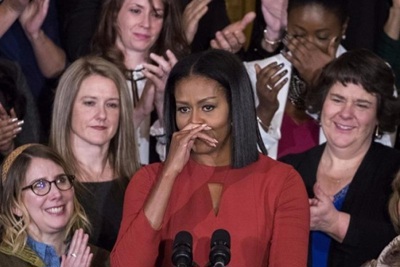 Bà Michelle Obama nghẹn ngào trong bài phát biểu cuối