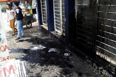 Một gia đình liên tục bị ném “bom bẩn” vào nhà ở Hà Đông