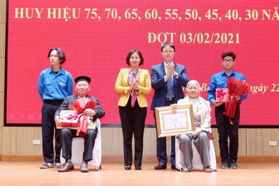 Phó Bí thư Thường trực Thành ủy trao Huy hiệu Đảng cho đảng viên lão thành quận Hai Bà Trưng